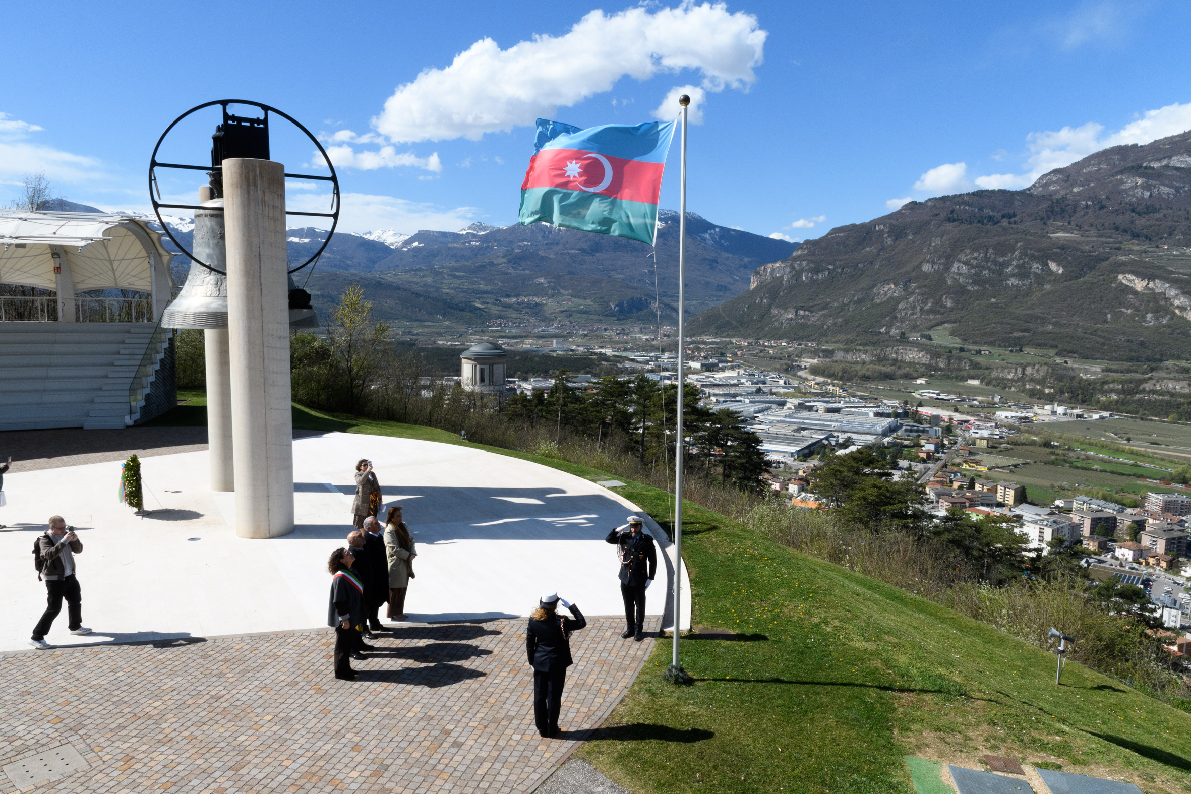 La bandiera dell’Azerbaigian sventola sul Colle di Miravalle, in Italia Xeber basligi